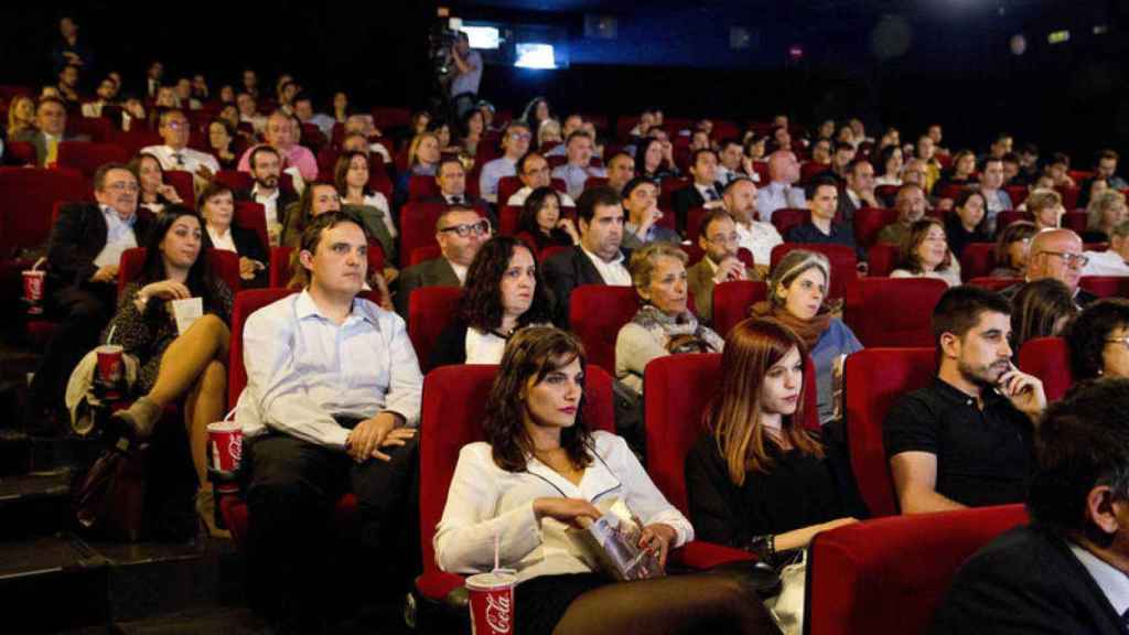 Imagen de gente disfrutando de una película en un cine | EFE