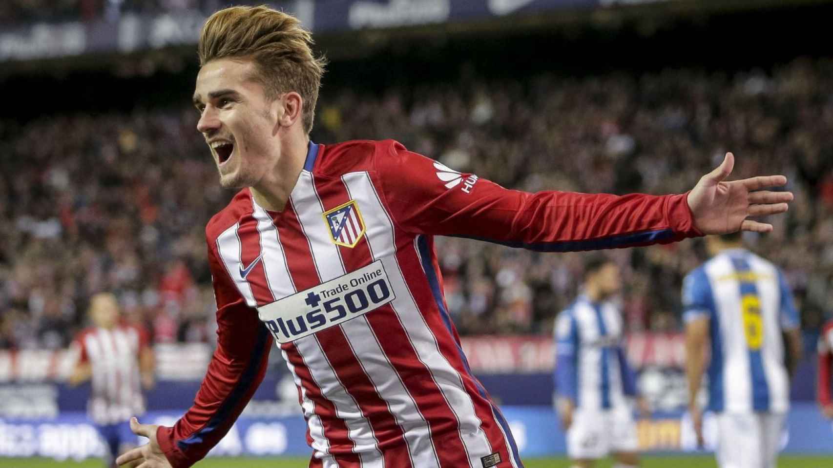 El delantero francés del Atlético de Madrid que pretende fichar el Barça, Antonie Griezmann, celebrando un gol a principios de temporada / EFE