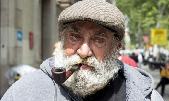 Jaume Mas, junto a la oficina de la síndica de greuges, fumando en pipa / HUGO FERNÁNDEZ