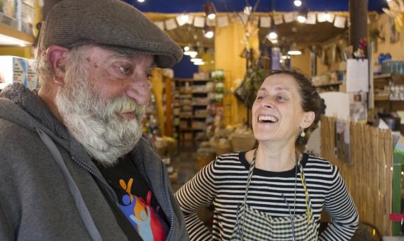 Jaume junto a una persona de una tienda ecológica de la ronda de Sant Pau / HUGO FERNÁNDEZ