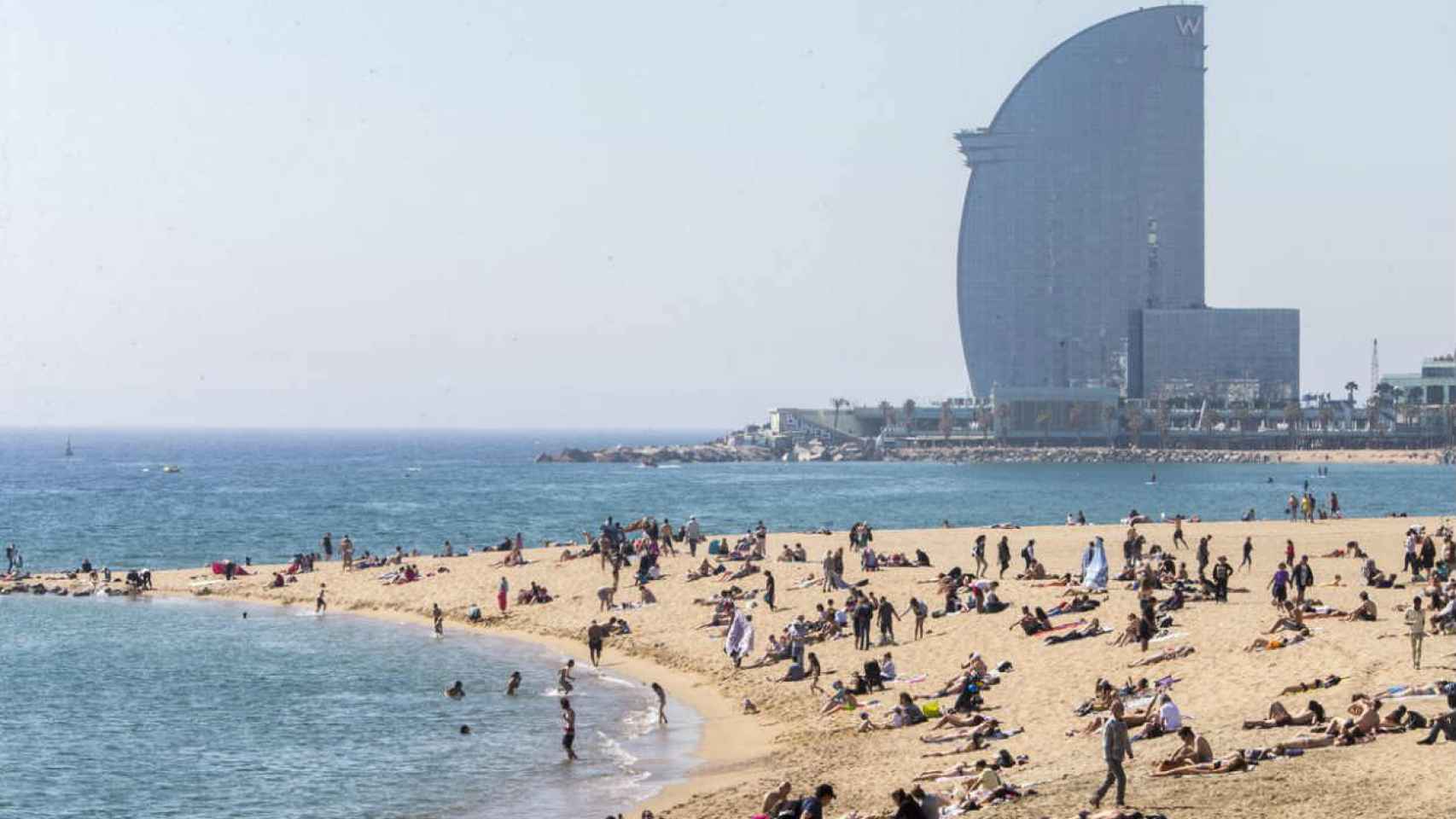 Una imagen de archivo de la playa de la Barceloneta / EFE