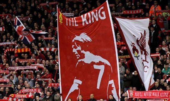 Aficionados del Liverpool con una bandera que mitifica a Dalglish