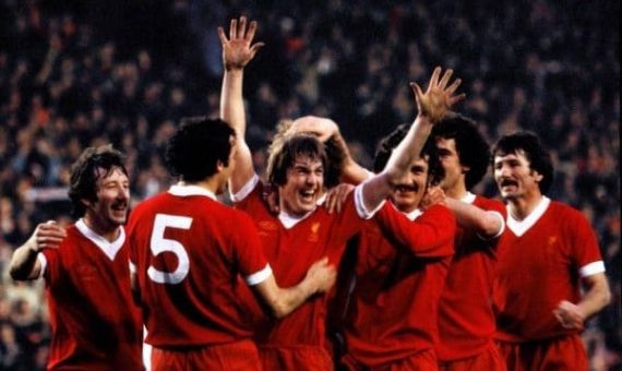 Kenny Dalglish celebra un gol con el Liverpool