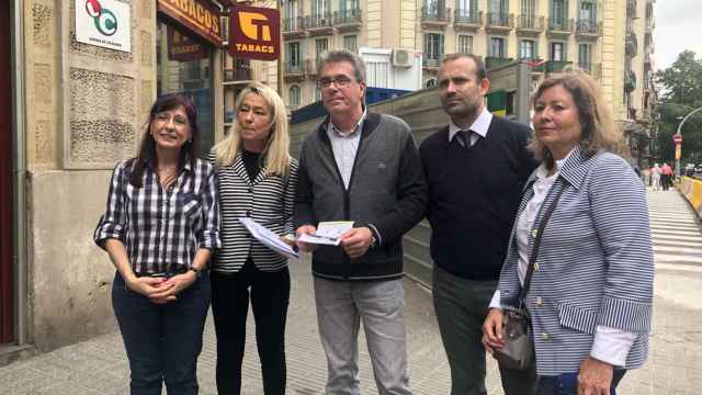 Raimond Blasi, concejal del PDeCAT, junto a vecinos y comerciantes afectados por las obras del AVE / PDeCAT