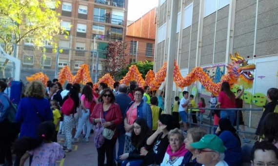 Dragón chino en el patio de la escuela Víctor Català 