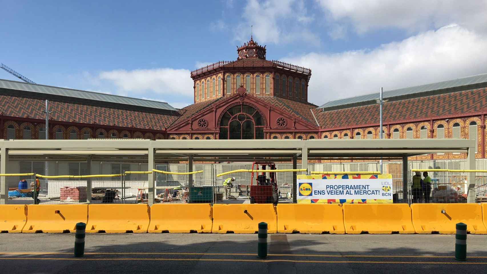 Las estructuras metálicas, en la calle del Comte d'Urgell, delante del mercado de Sant Antoni / JORDI SUBIRANA