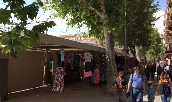 Las estructuras metálicas utlizadas como paradas de ropa en la calle de Manso / JORDI SUBIRANA