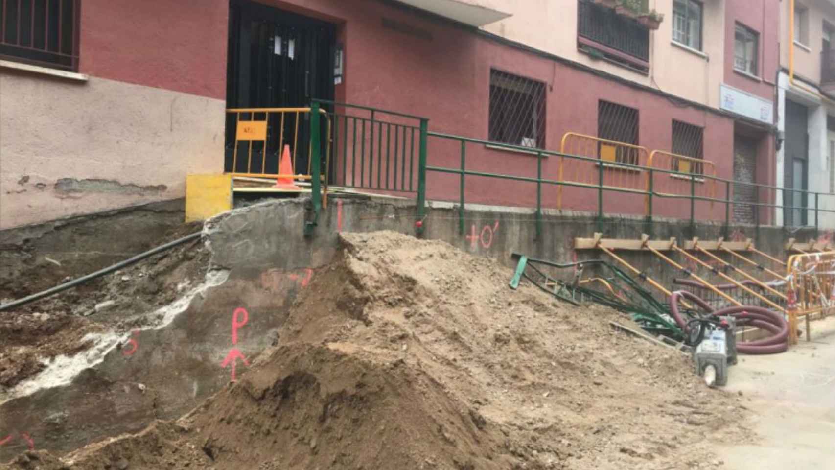 Imagen del edificio y de la acera en la que han aparecido grietas durante las obras de remodelación de la calle de la Florida / NouBarris.net