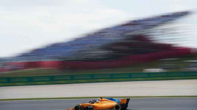 El McLaren de Fernando Alonso parece congelado mientras sobrepasa la tribuna principal del circuito de Montmeló