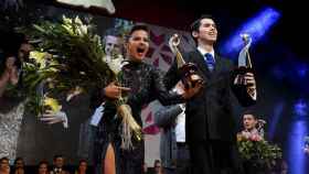 Agostina Tarchini y Axel Arakaki recogiendo el premio del Campeonato del mundo de tango / INFOBAE