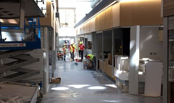 Operarios trabajando en el interior del mercado de Sant Antoni / JORDI SUBIRANA