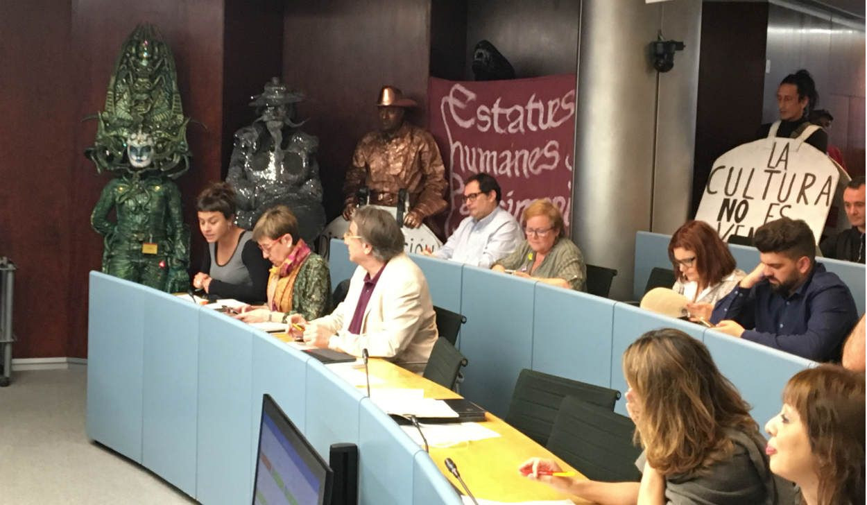 Las estatuas humanas de La Rambla protestan en la comisión de Derechos Sociales