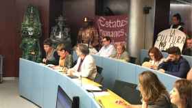 Las estatuas humanas de La Rambla protestan en la comisión de Derechos Sociales