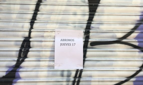 Un cartel anuncia que abrirán el jueves 17 | P.B. 