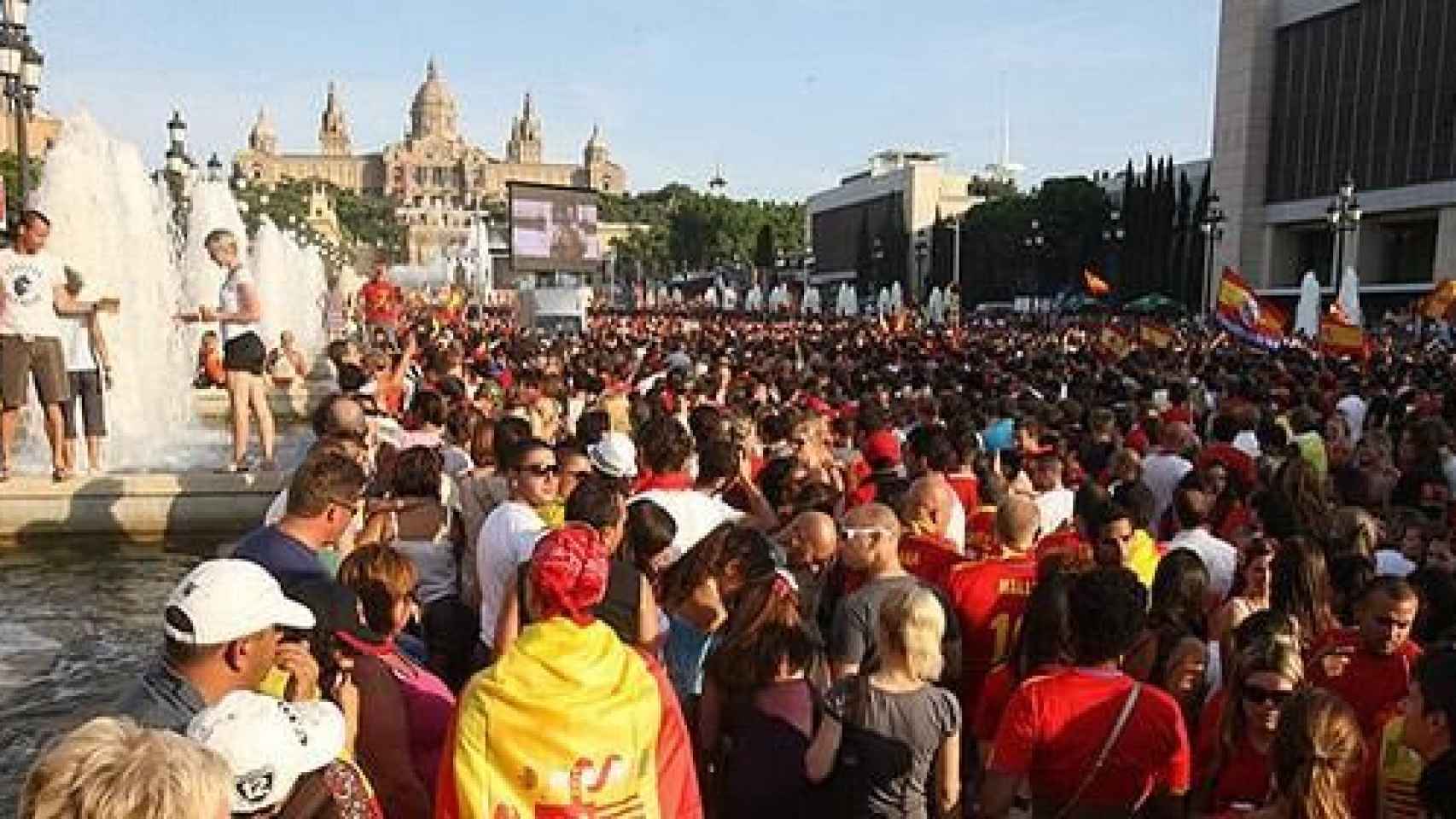 Aficionados de la selección española en Barcelona, durante la final del Mundial de 2010