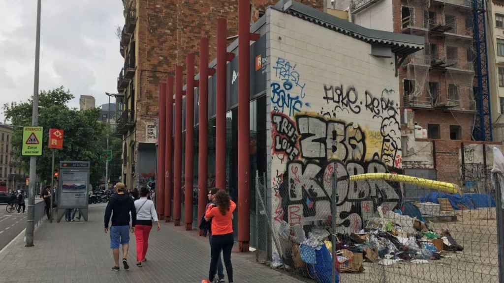 Entrada a la estación de Arc de Triomf, con la gran pintada que da al solar de 'homeless'