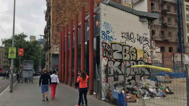 Entrada a la estación de Arc de Triomf, con la gran pintada que da al solar de 'homeless'