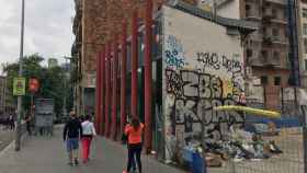 Entrada a la estación de Arc de Triomf, con la gran pintada que da al solar de 'homeless'