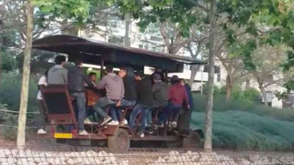 El 'bicibirra' en pleno paseo por el parque Diagonal Mar