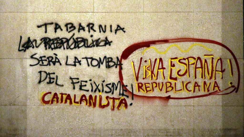 Pintadas políticas en la Vila Olímpica / HUGO FERNÁNDEZ