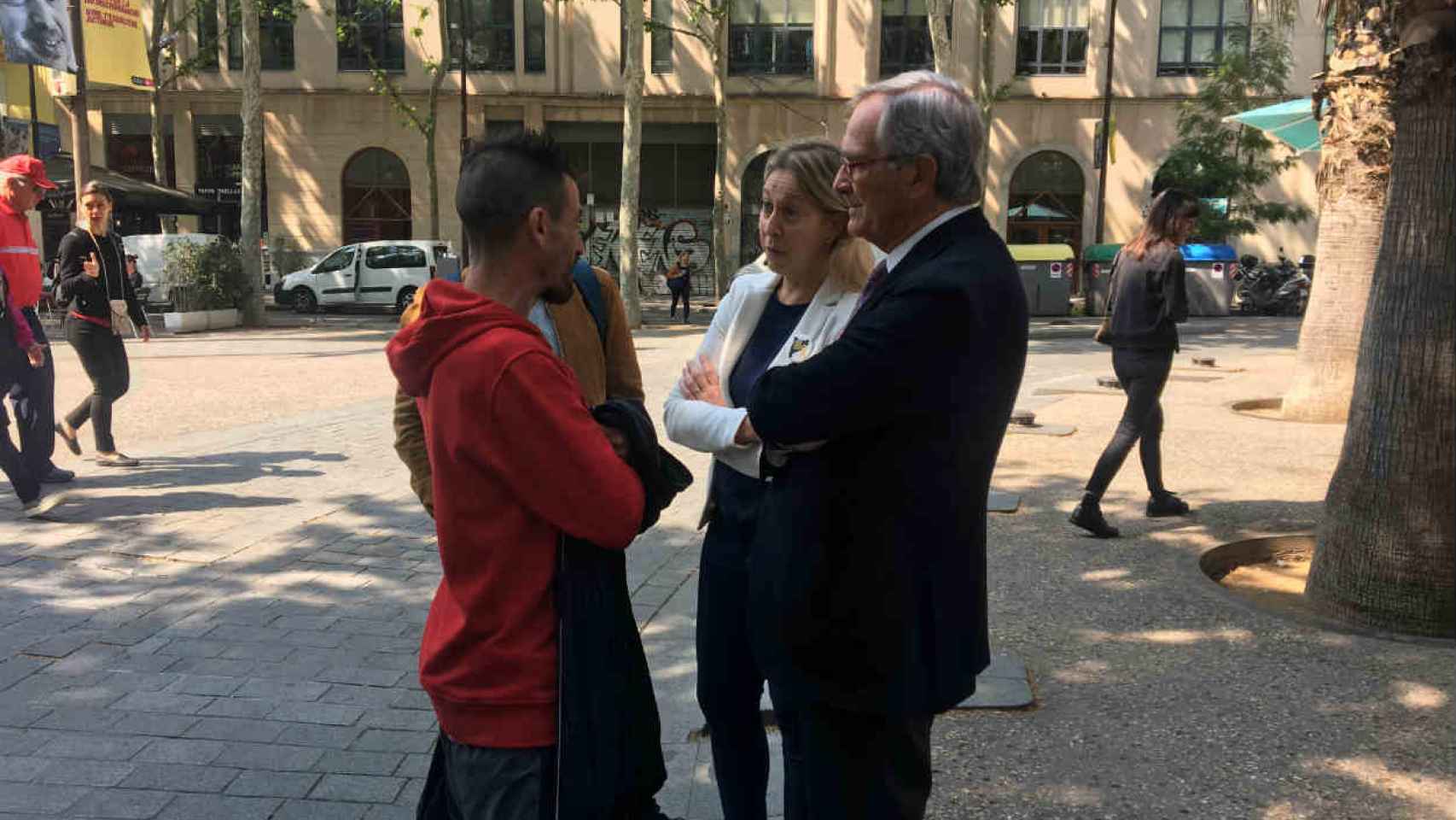 Xavier Trias y Neus Munté, de JxCat de Barcelona, conversando con un vecino del Raval / CR