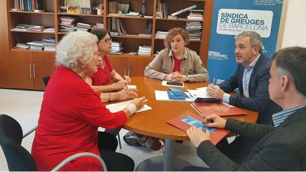 La síndica (en primer término de rojo) con los regidores Jaume Collboni y Montse Ballarín / EUROPA PRES