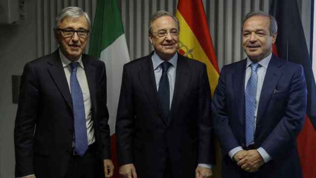 De izq. a dcha: el consejero delegado de Atlantia, Giovanni Castelluci; el presidente de ACS, Florentino Pérez; y el nuevo presidente de Abertis, Marcelino Fernández Verdes / Archivo