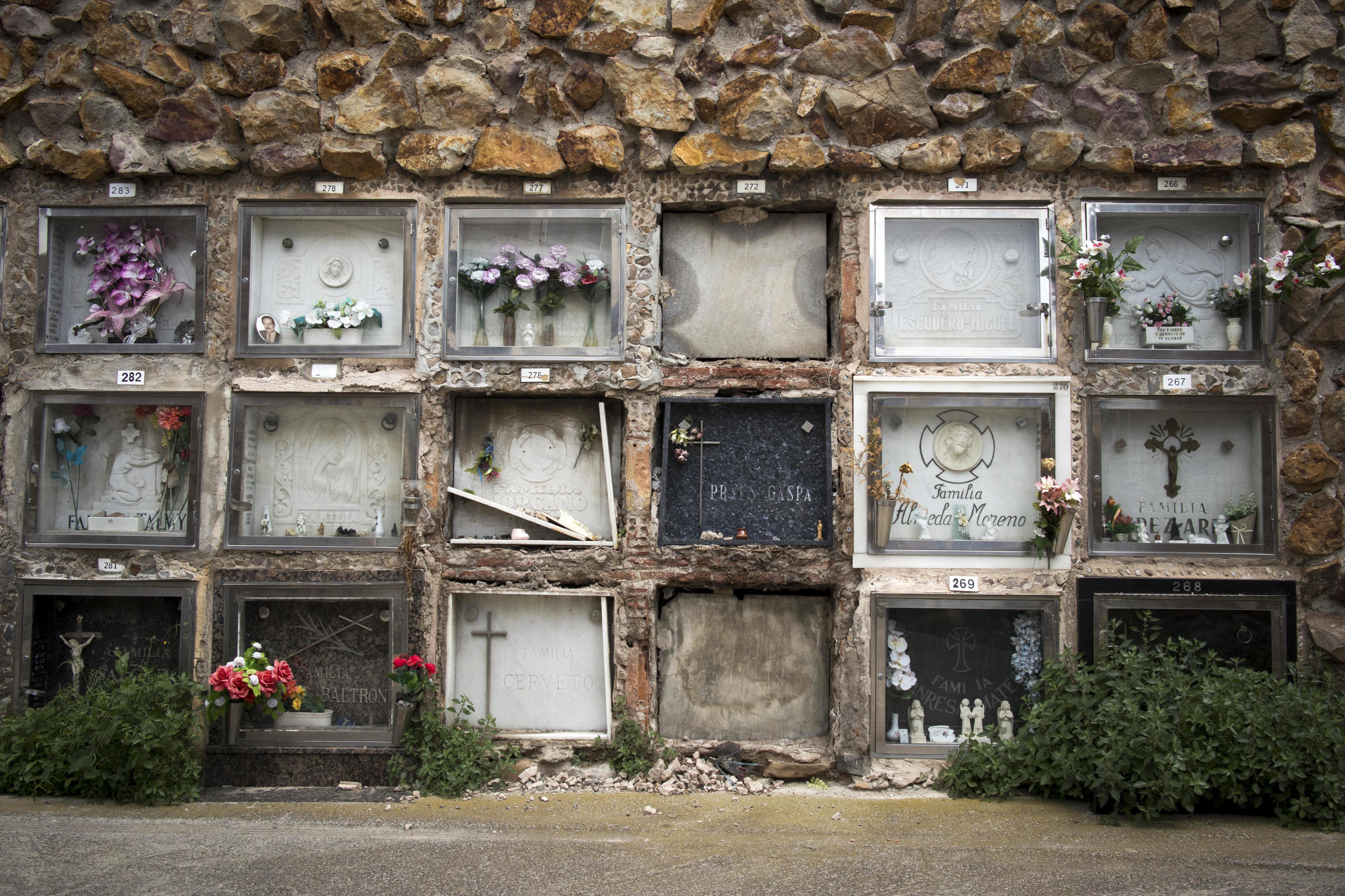 Un bloque del cementerio de Montjuïc en mal estado y sin mantenimiento.