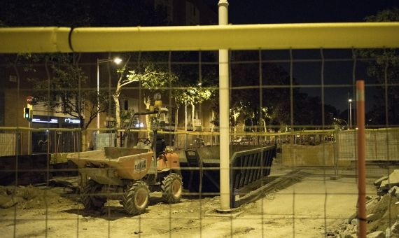 La avenida de Icària, cerrada por unas rejas, por las obras / HUGO FERNÁNDEZ