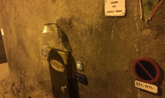 La casa del Ratoncito Pérez de noche con la placa del nombre de la calle 