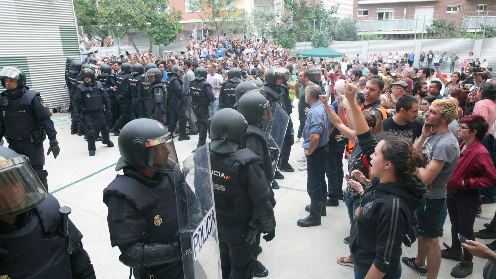 Cordón policial durante el referéndum del pasado 1-O / EFE