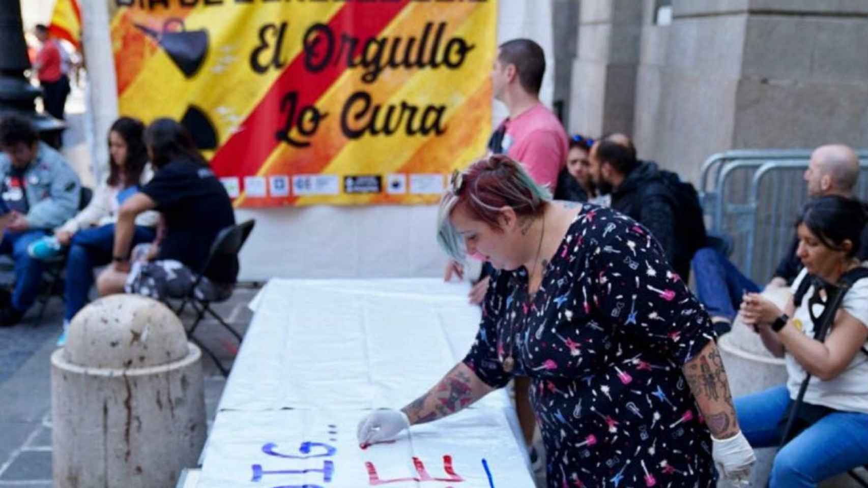 Taller de pancartas organizado durante la celebración del primer Día del Orgullo Loco en la plaza de Sant Jaume de Barcelona / AJUNTAMENT DE BARCELONA