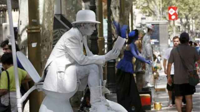 Una estatua viviente en La Rambla / EFE