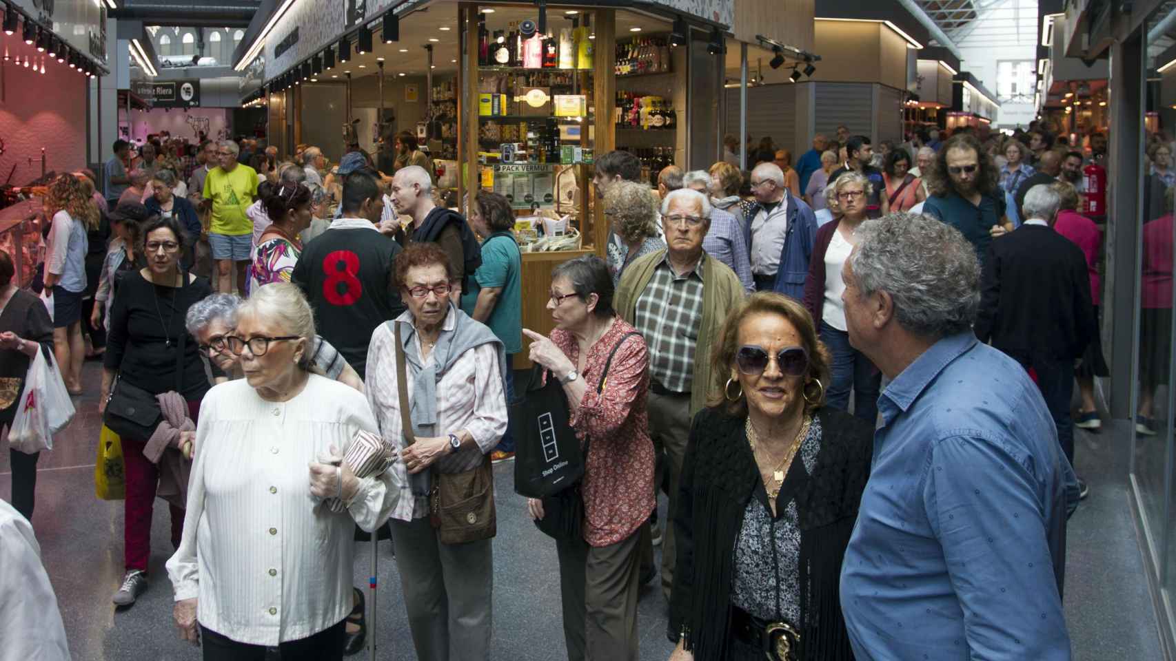 El mercado de Sant Antoni, lleno de visitantes, no se quiere convertir en una nueva Boqueria / HUGO FERNÁNDEZ