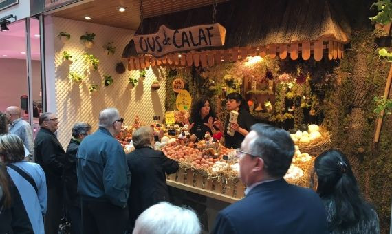 Una parada de huevos de Calaf en el mercado de Sant Antoni / JORDI SUBIRANA