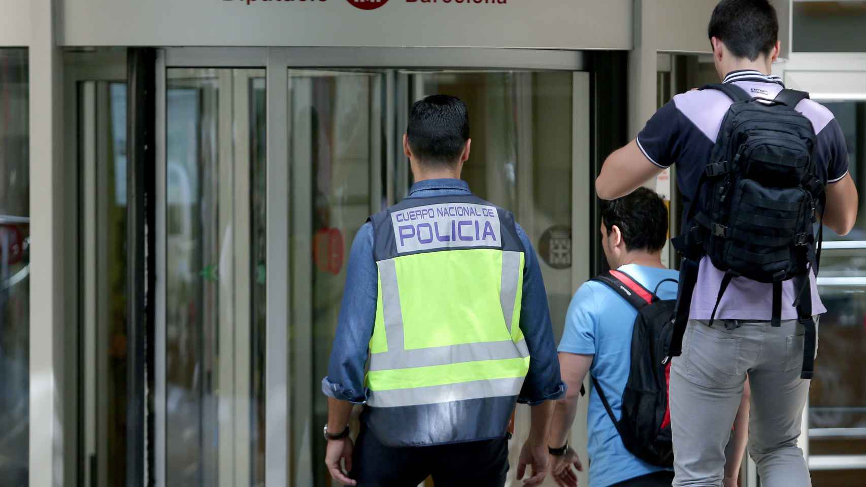 Agentes de la Policía Nacional en / EFE / TONI ALBIR