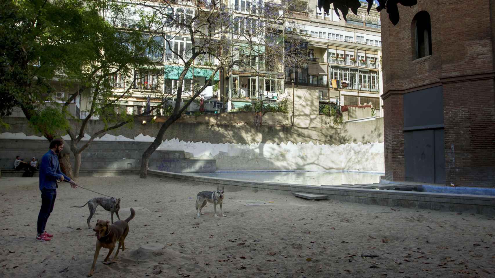 El Ayuntamieto cierra la 'playa' del Eixample / HUGO FERNÁNDEZ