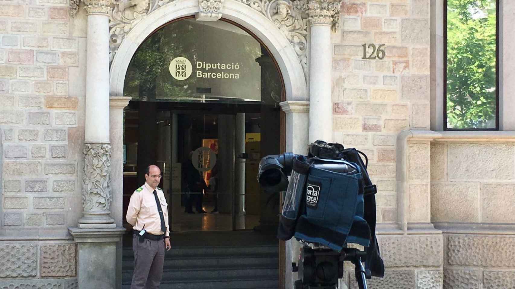 El guardián de la puerta de la Diputació de Barcelona