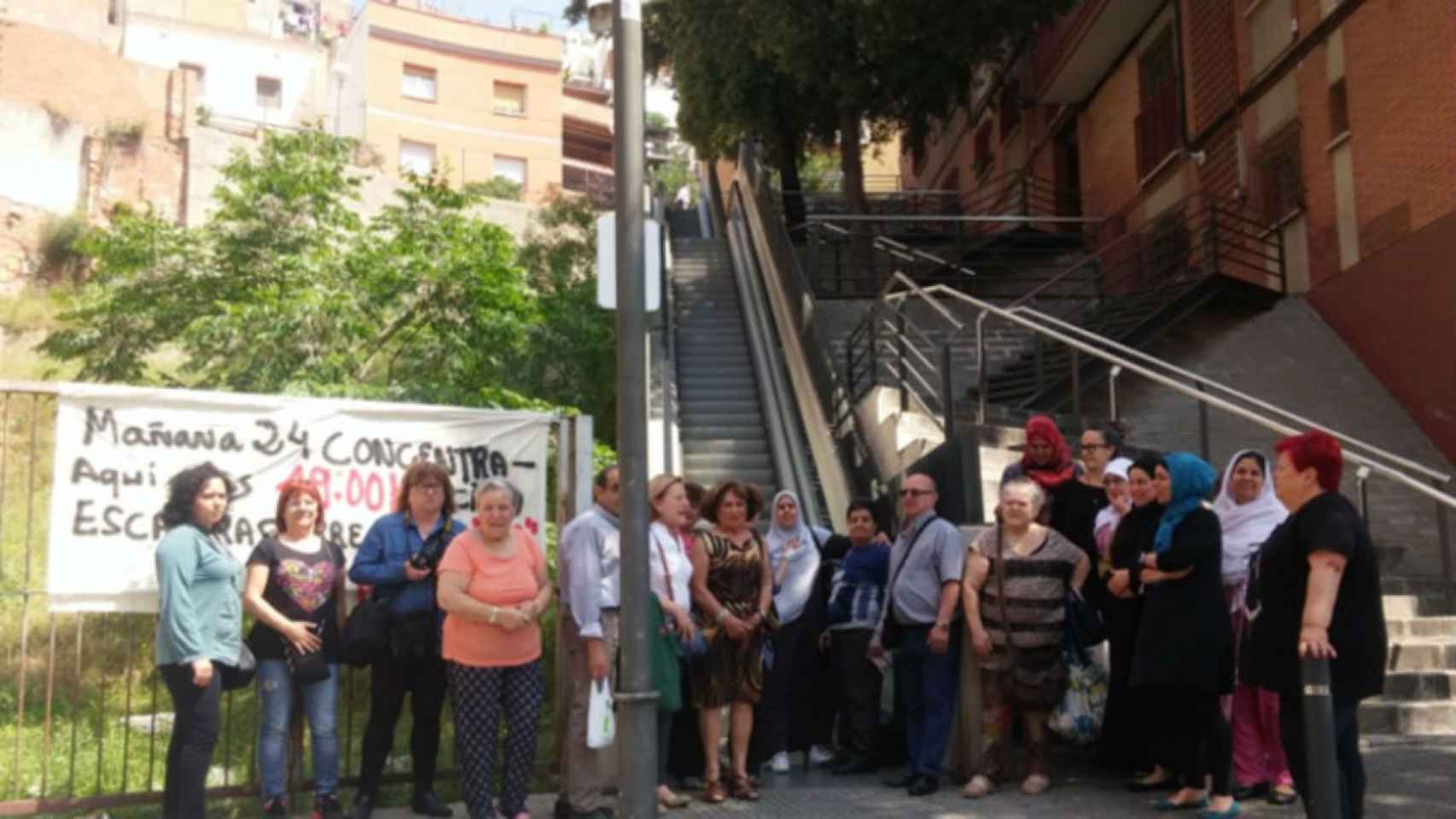 Varios vecinos de Les Roquetes, concentrados junto a las escaleras mecánicas  estropeadas / NouBarris.net