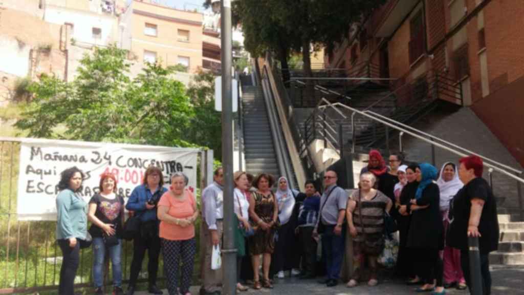 Varios vecinos de Les Roquetes, concentrados junto a las escaleras mecánicas  estropeadas / NouBarris.net