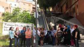 Varios vecinos de Les Roquetes, concentrados junto a las escaleras mecánicas  estropeadas / NouBarris.net