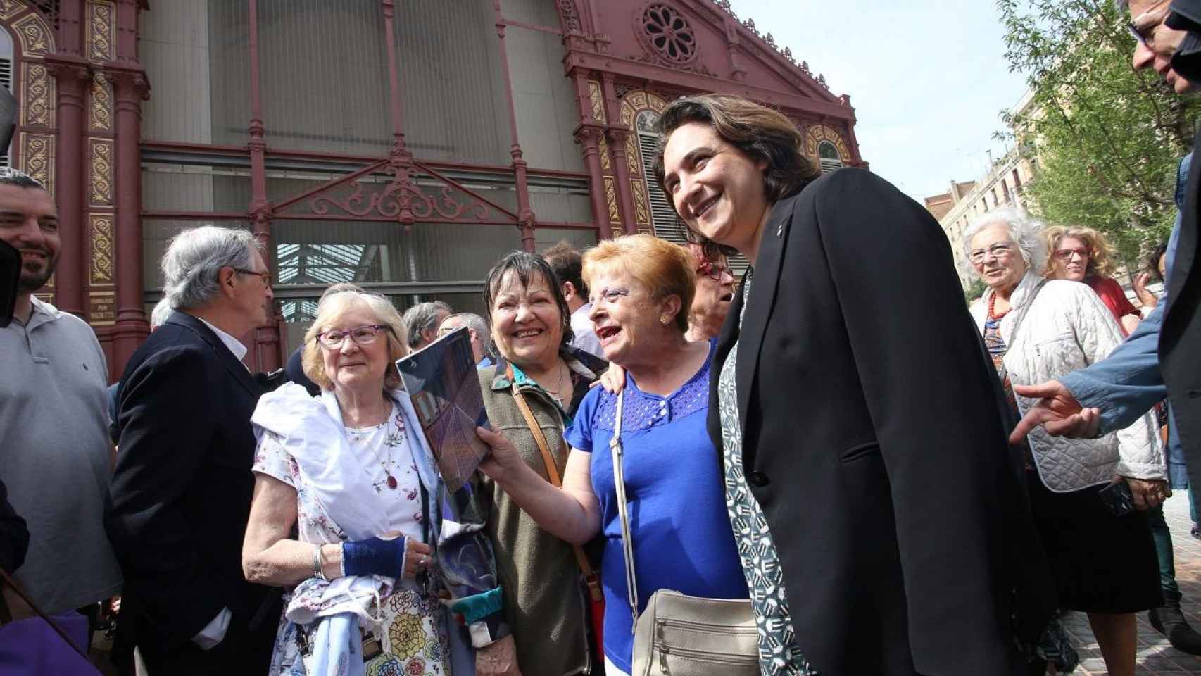 Ada Colau no ha querido perderse la reapertura oficial del Mercat de Sant Antoni. La alcaldesa ha departido con las vecinas / AB