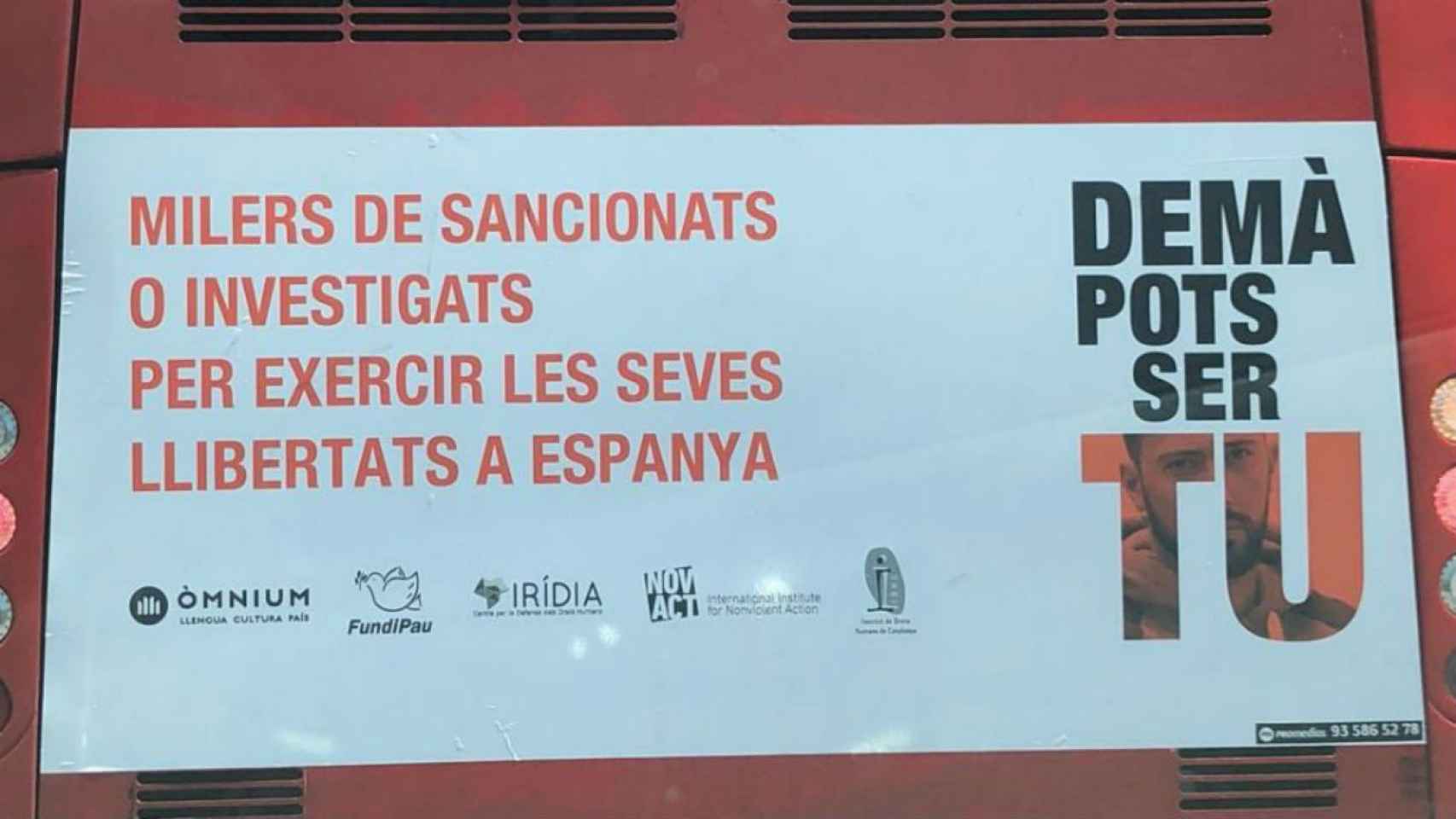 Imagen de una de las publicidades de la campaña de Òmnium que puede verse estos días en los buses municipales de BCN