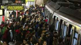 Los barceloneses utilizan cada vez más el transporte público, tanto el autobús como el metro / Archivo