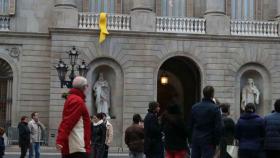 La manifestación de la Coordinadora por Tabarnia ha coincidido con la reposición del lazo amarillo en el balcón del Ayuntamiento de Barcelona / EFE