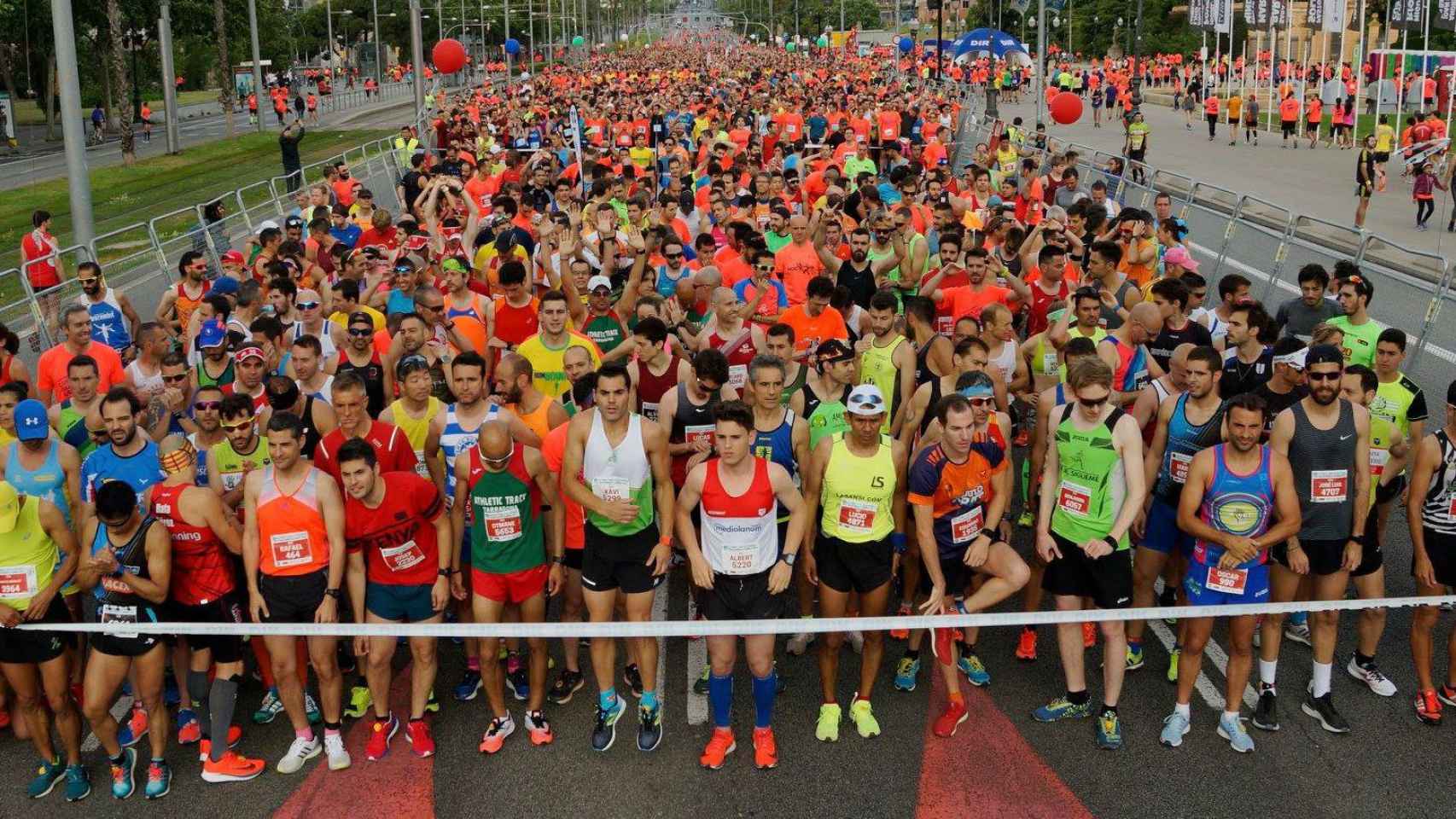 Los corredores de una edición de la Cursa DiR-Guardia Urbana, en la Diagonal, antes de tomar la salida / CURSA DIR GUÀRDIA URBANA