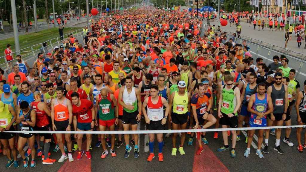 Los corredores de una edición de la Cursa DiR-Guardia Urbana, en la Diagonal, antes de tomar la salida / CURSA DIR GUÀRDIA URBANA