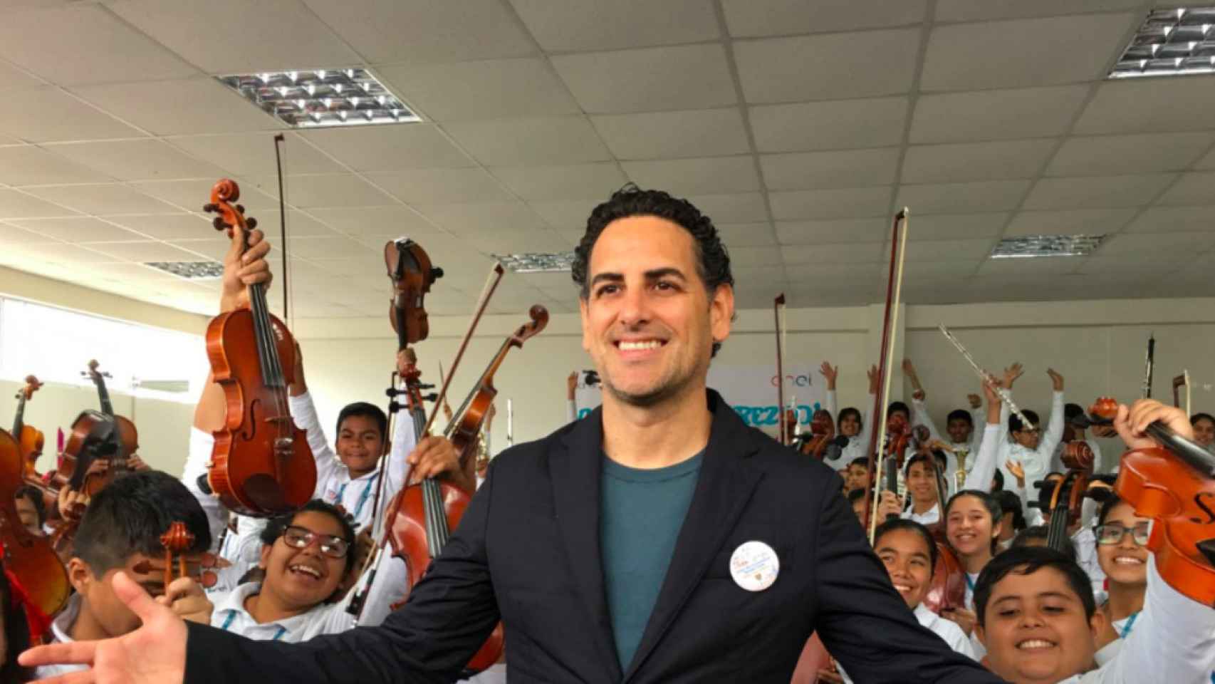 Juan Diego Flórez con niños del Perú / EFE