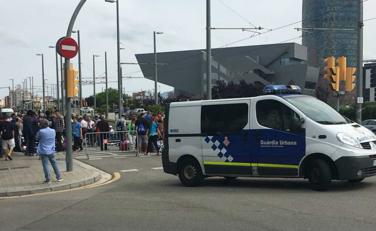 La Guàrdia Urbana acotó el espacio para que los manteros pudieran instalarse / Asoc. Vendedores Encants