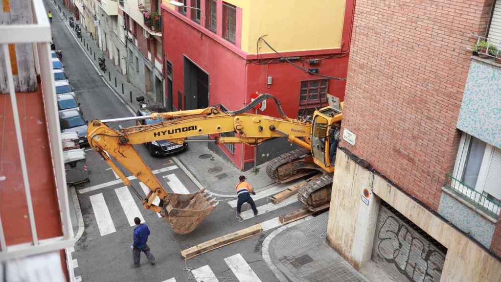 Retroexcavadora bajando por la calle Baixada de Sant Marià / HUGO FERNÁNDEZ